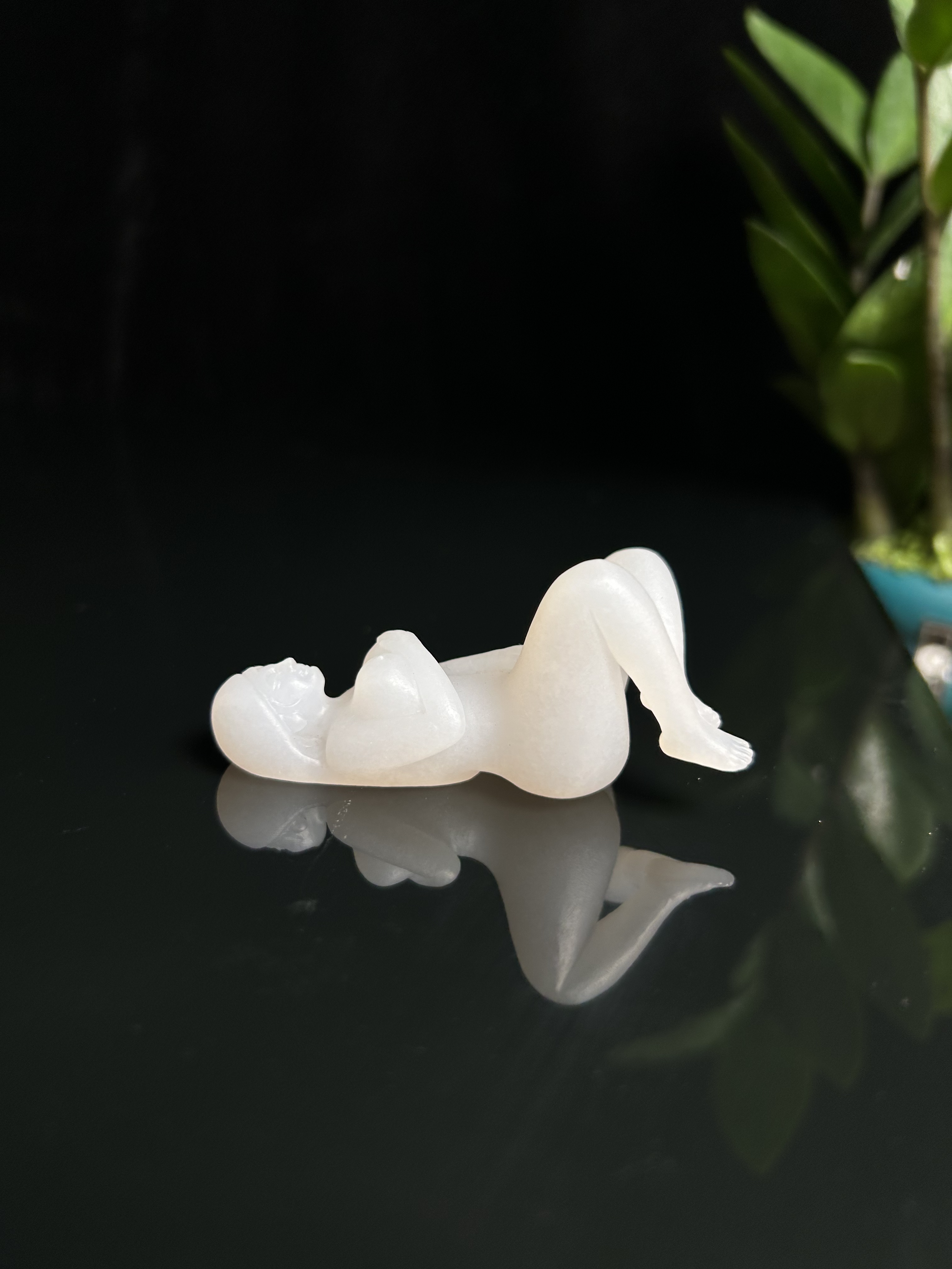 和田玉青海料 躺赢美女手把件