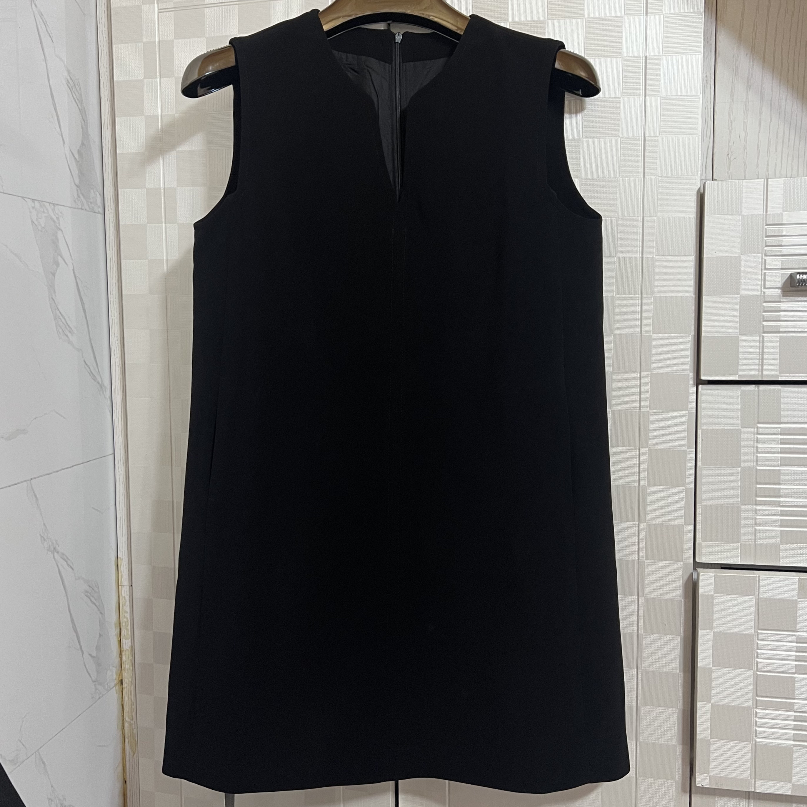 中长款V领赫本气质风宽松简约款女款时尚百搭舒适无袖纯色黑色裙