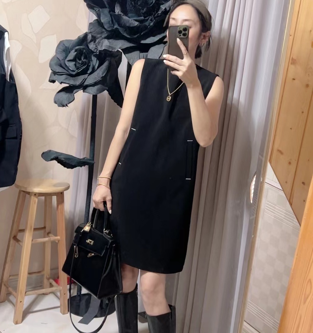 293赫本风极简经典气质时尚遮肉显瘦小黑裙宽松连衣裙百搭开叉