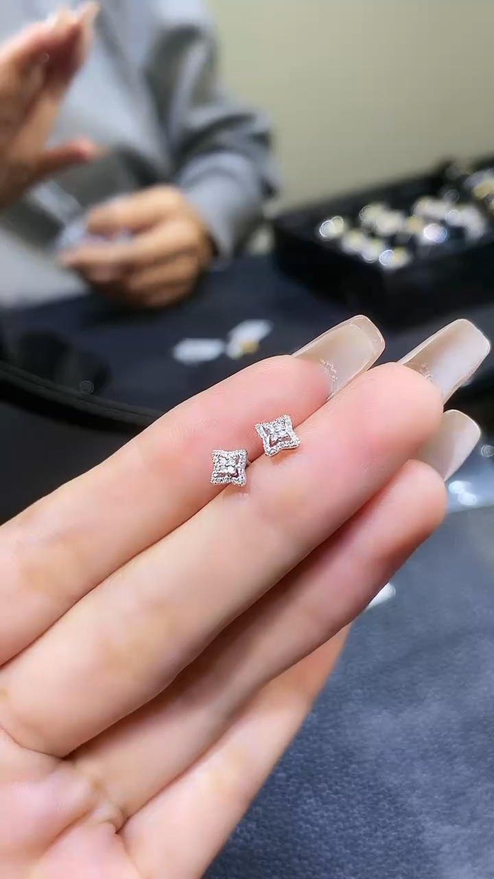 【闪购商品】钻石耳饰18K金镶嵌钻石耳钉
