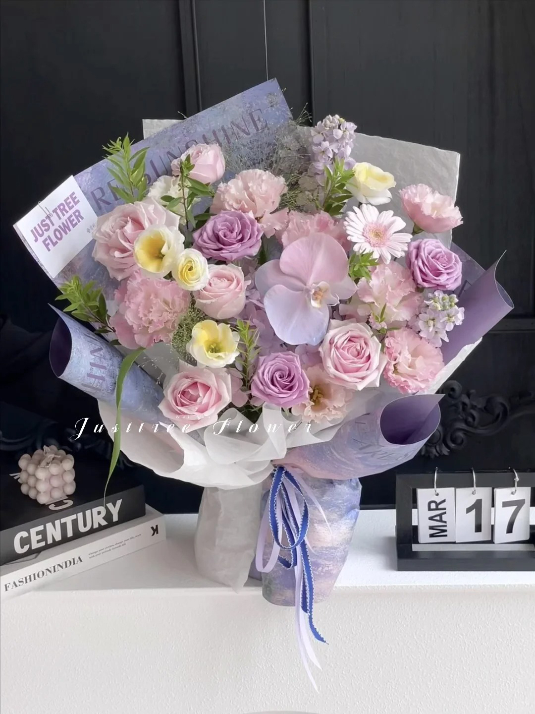 【假日私语】10朵粉紫玫瑰蝴蝶兰混搭花束