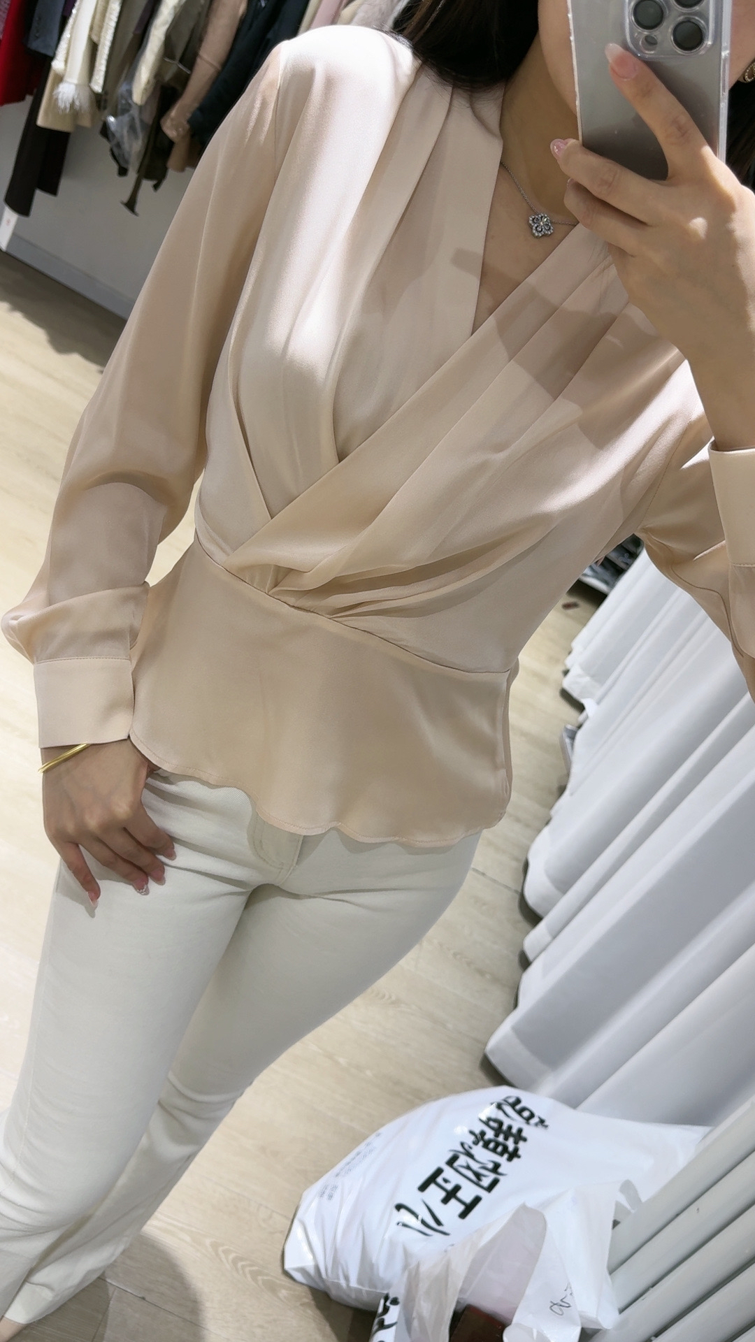 春真某丝遮盖肚子衬衫