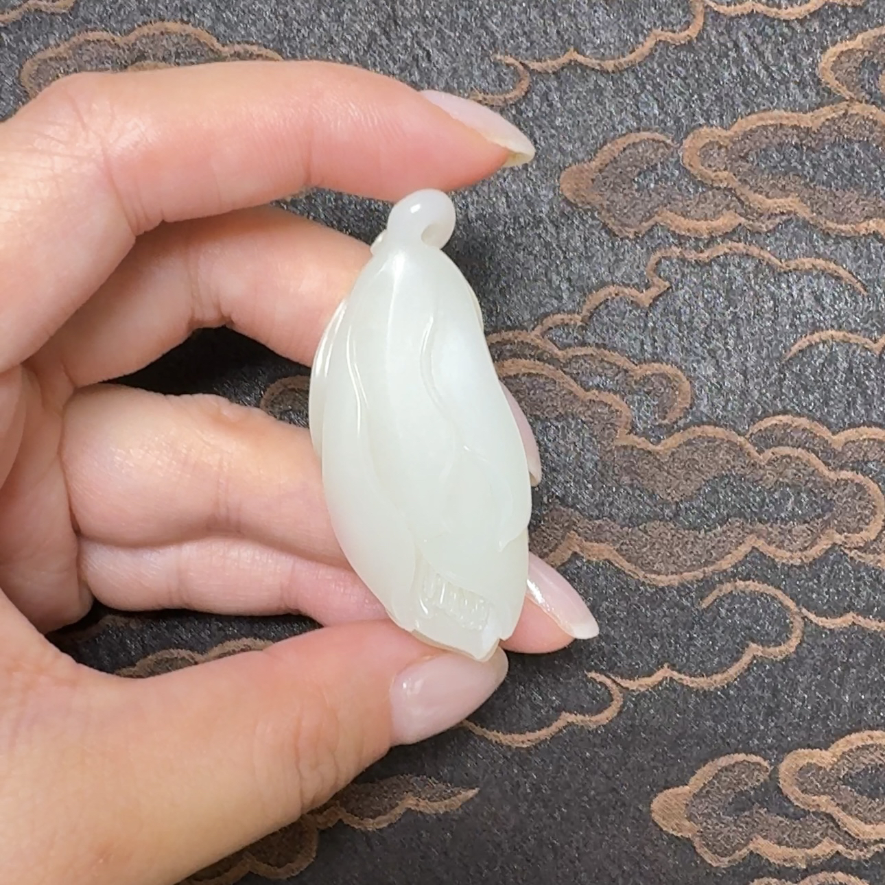 米达老矿长新疆且末和田玉米达料玉兰花18g大师雕刻吊坠