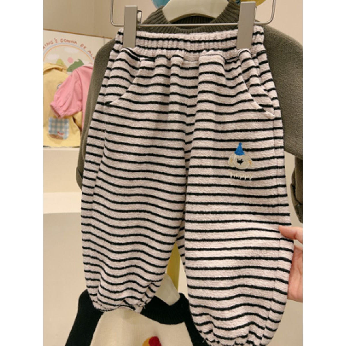 儿童加绒裤子秋冬新款男女童刺绣小熊条纹束脚长裤宽松休闲卫裤潮