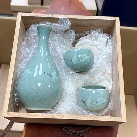 摆件瓷器。      摆件。