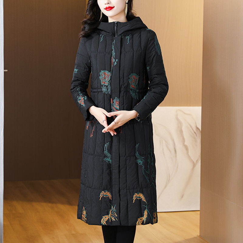 啄木鸟2023中年妈妈保暖冬季外套女新款显瘦防风重工刺绣羽绒服