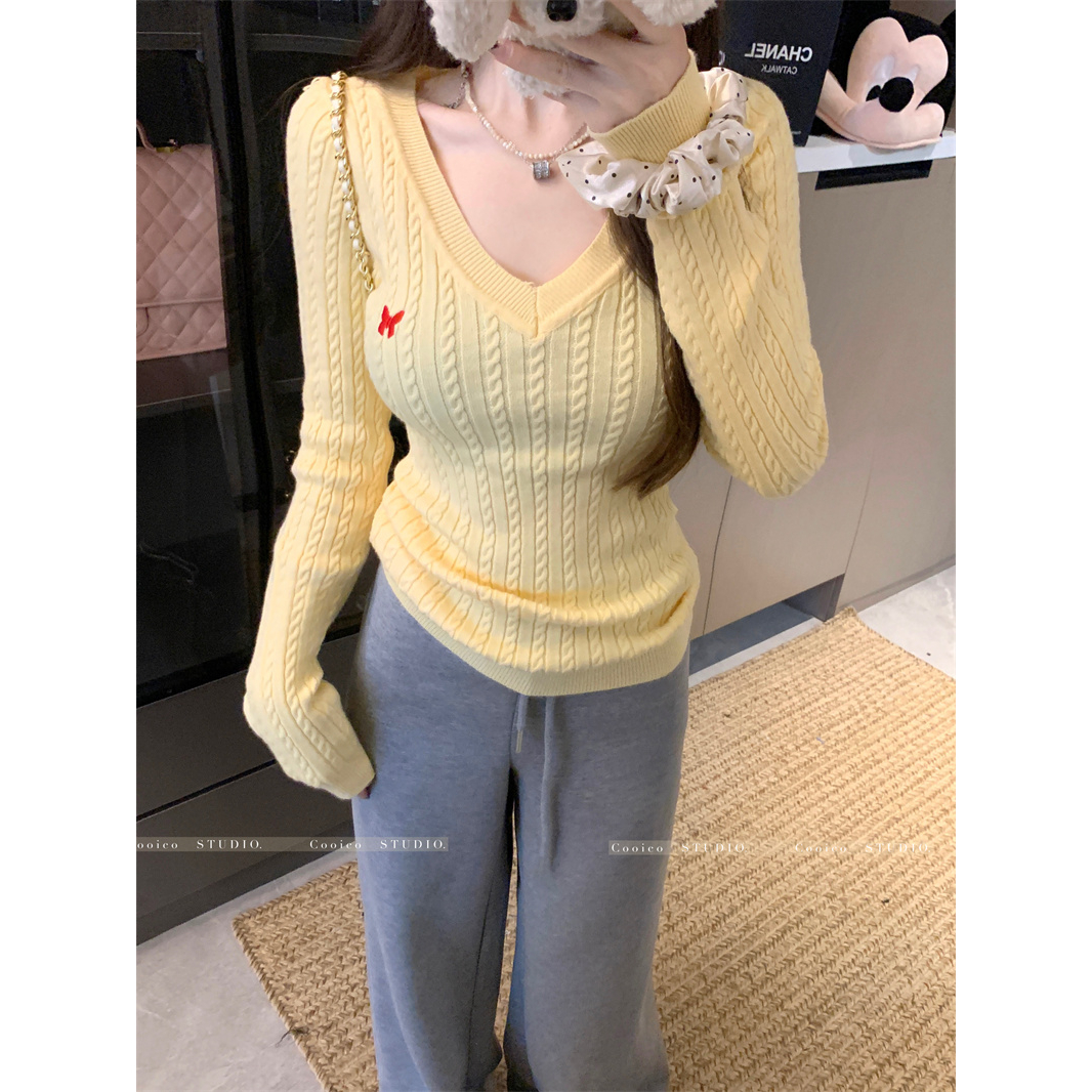 韩系黄色麻花v领针织长袖打底衫女秋冬设计感甜辣妹内搭毛衣上衣