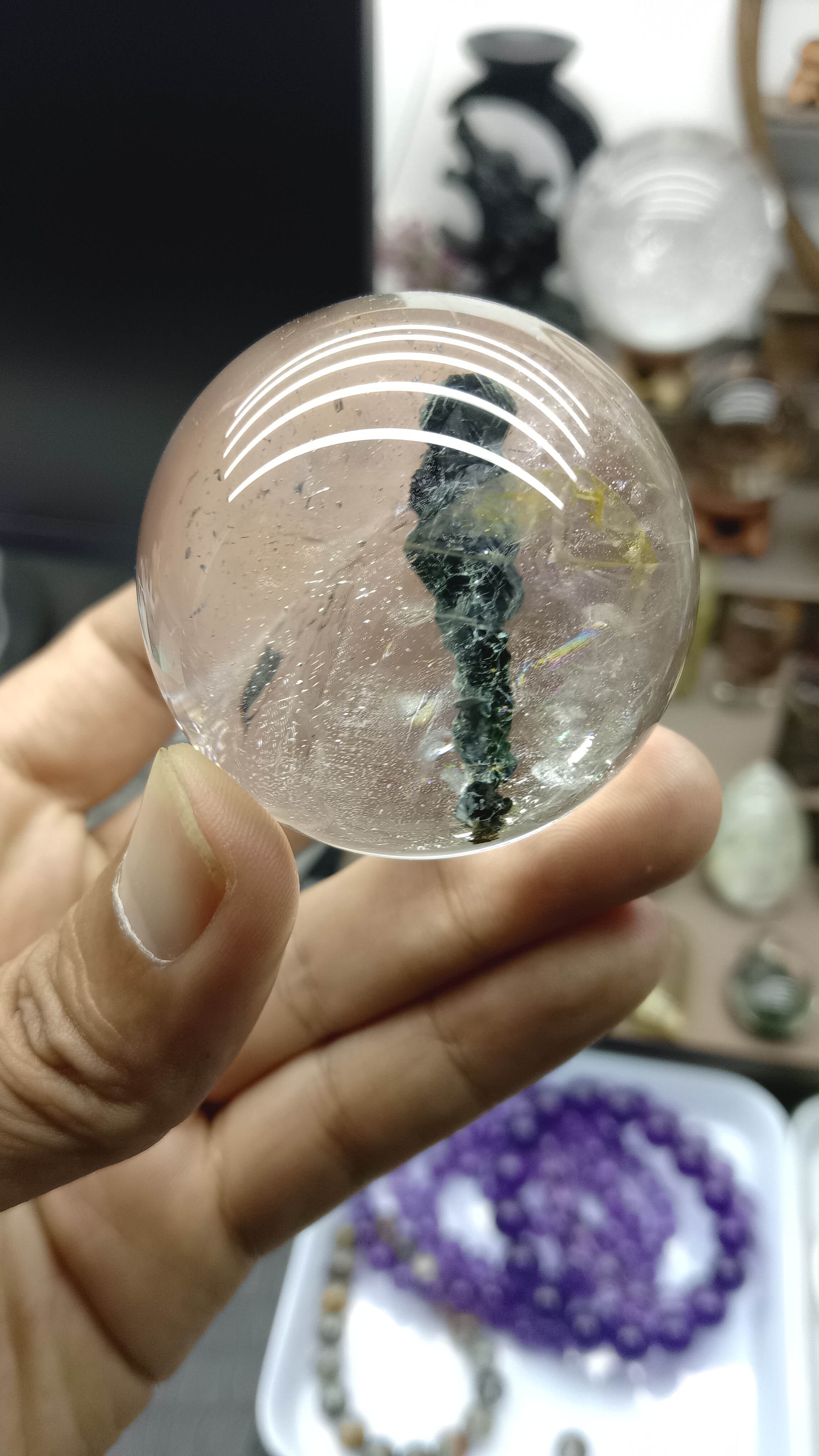 天然水晶绿云母摆件球 带七彩胶  造型漂亮