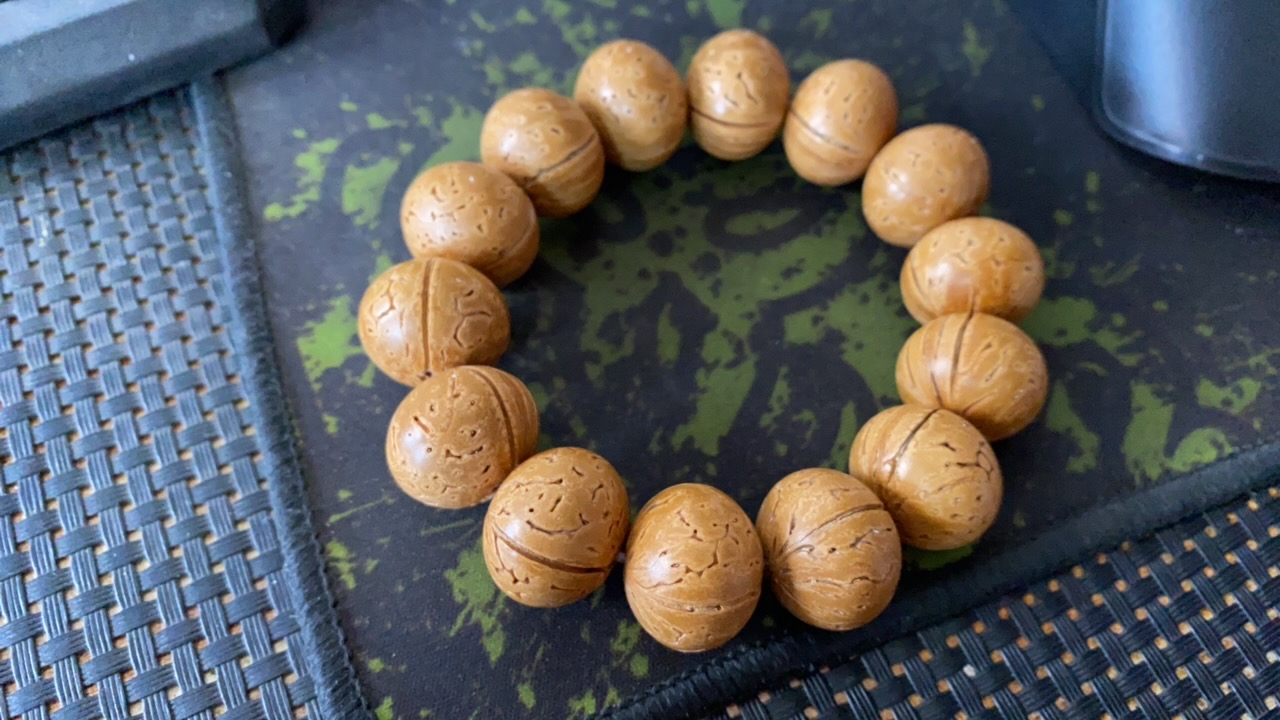 小六桃核手串尺寸品相挨着发