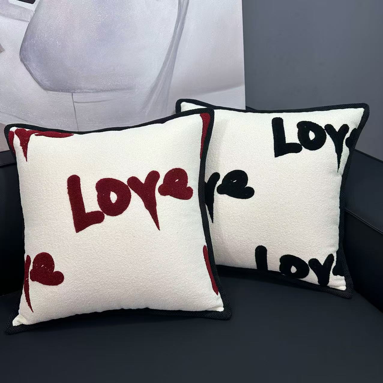 现代轻奢居家客厅沙发抱枕时尚潮流靠背垫样板间设计创意字母抱枕