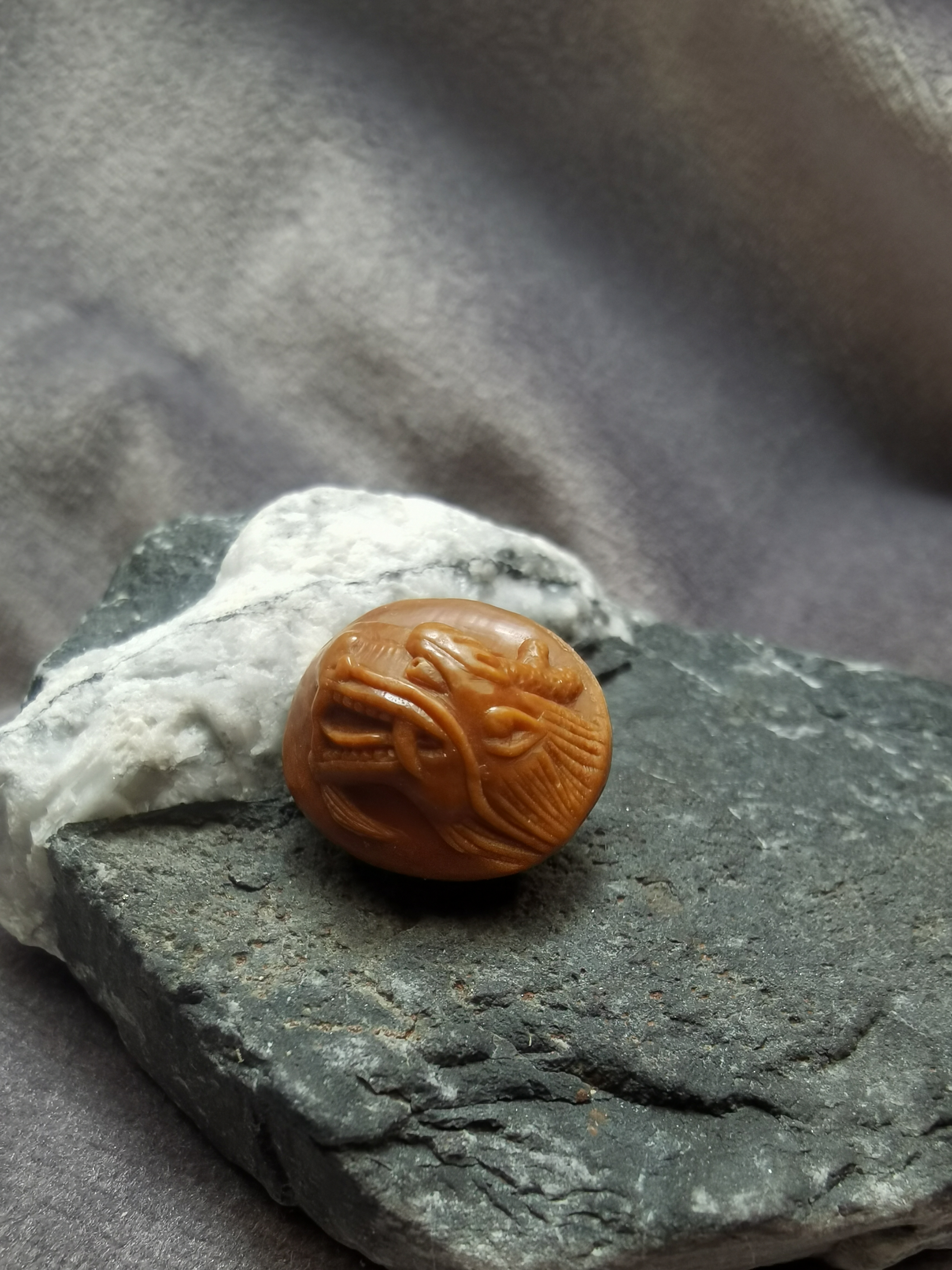 生肖桃篮 生肖龙 桃核雕刻龙