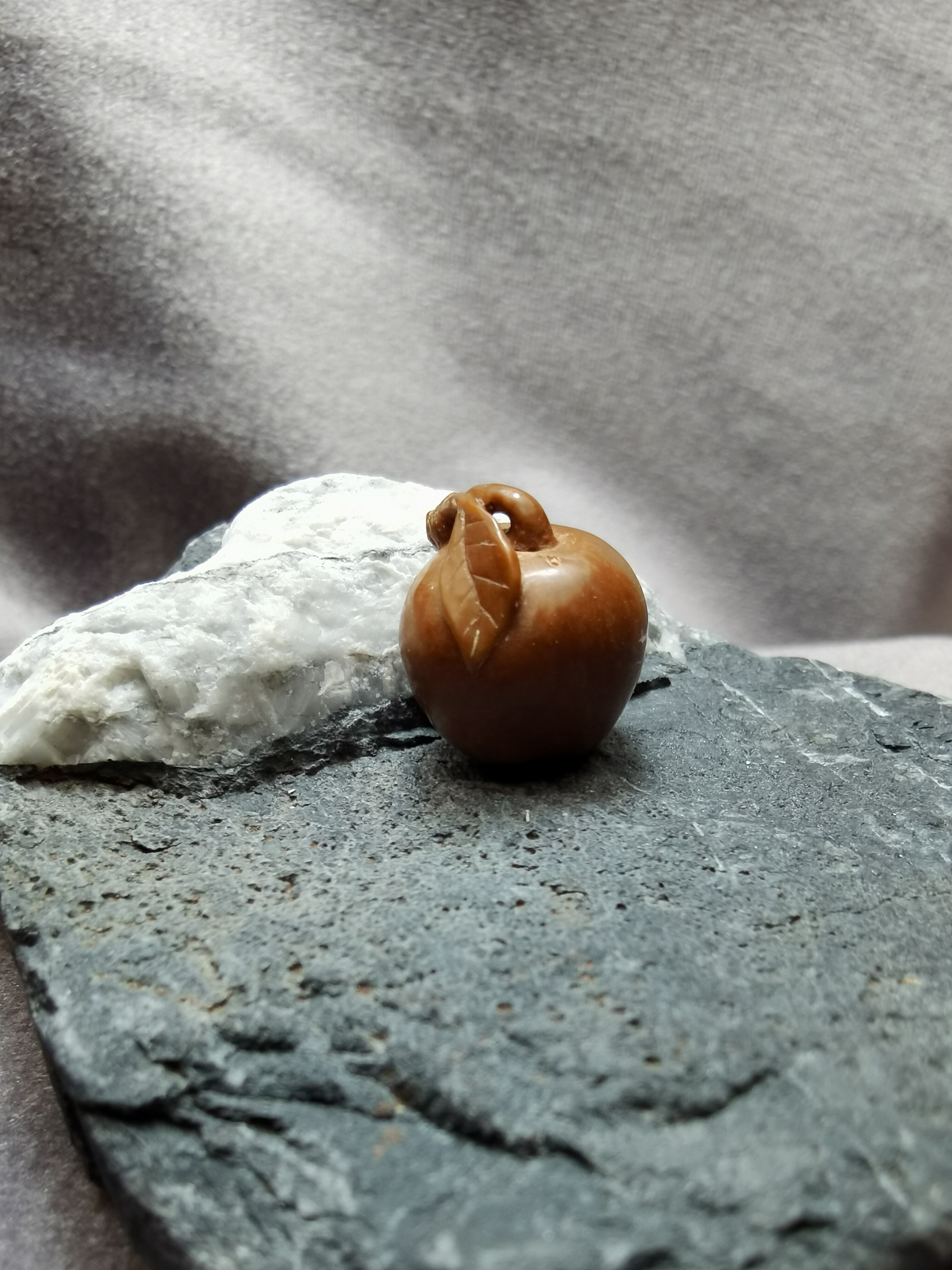 苹果 龙纹桃桃核雕刻 精品雕刻 纯手工雕刻 高档雕刻手工艺品