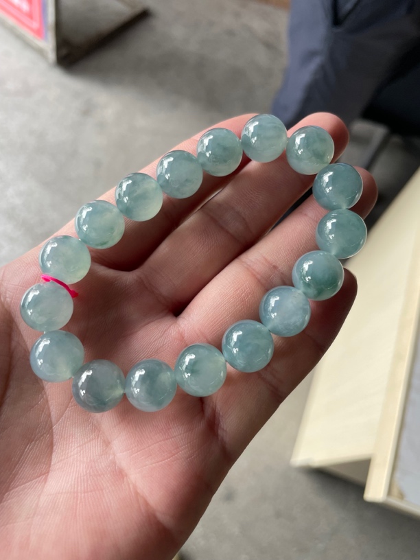 缅甸天然A货翡翠，卡12.5mm。冰胶蓝底飘花手串