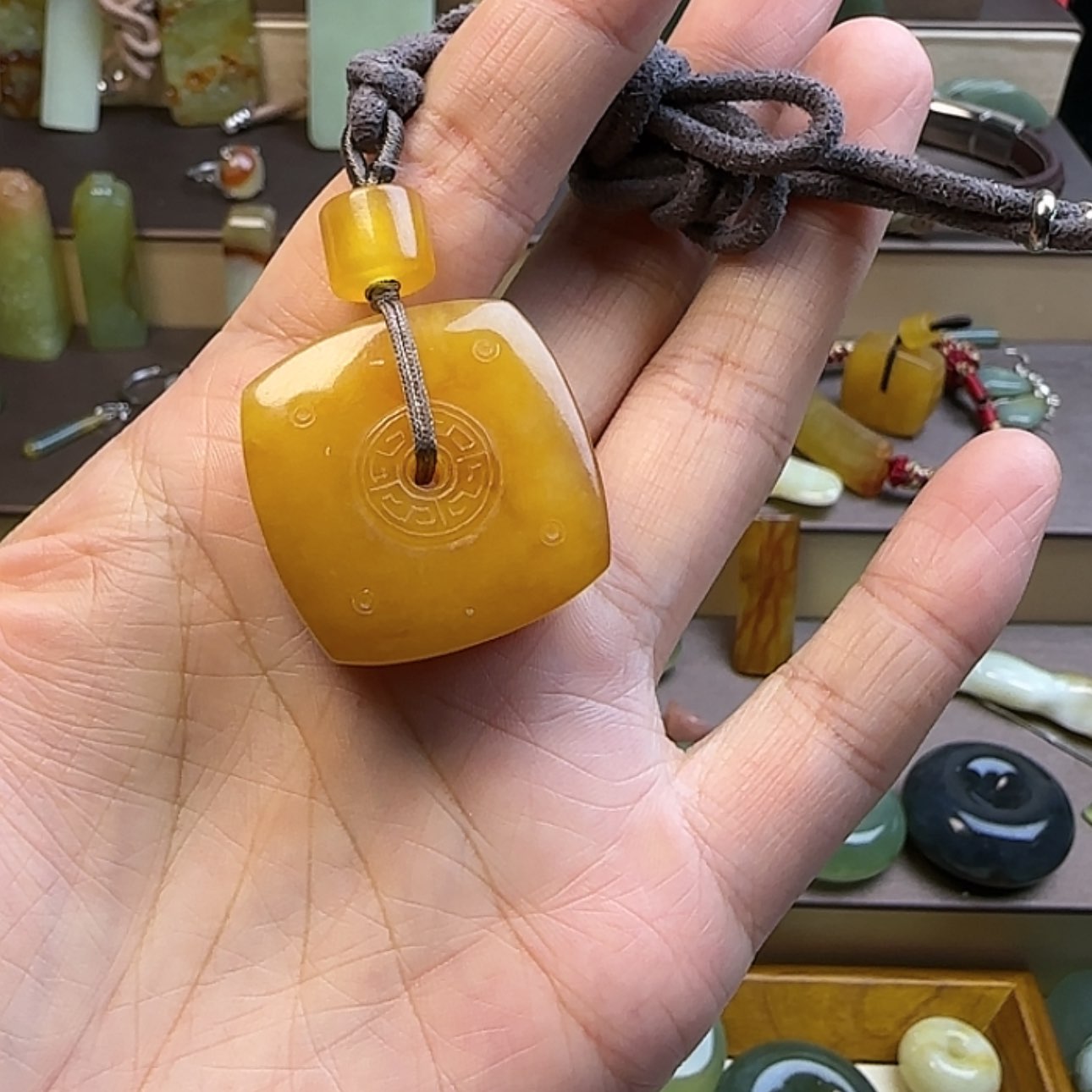 【闪购商品】蛇纹石玉颈饰未镶嵌春*