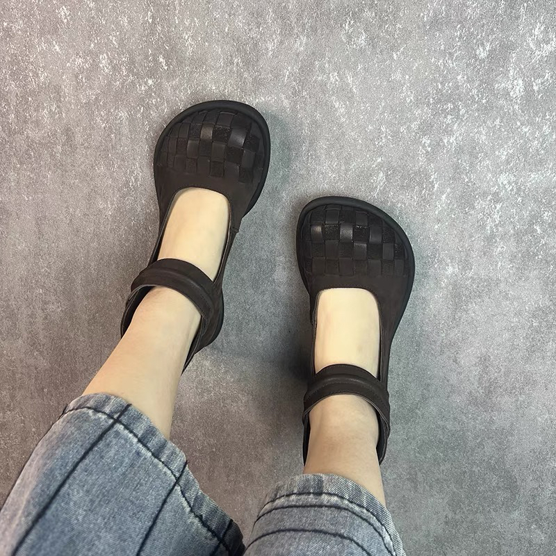 艺鞜2025年春夏新款真皮复古大圆头娃娃手工编织一字带平底单鞋女