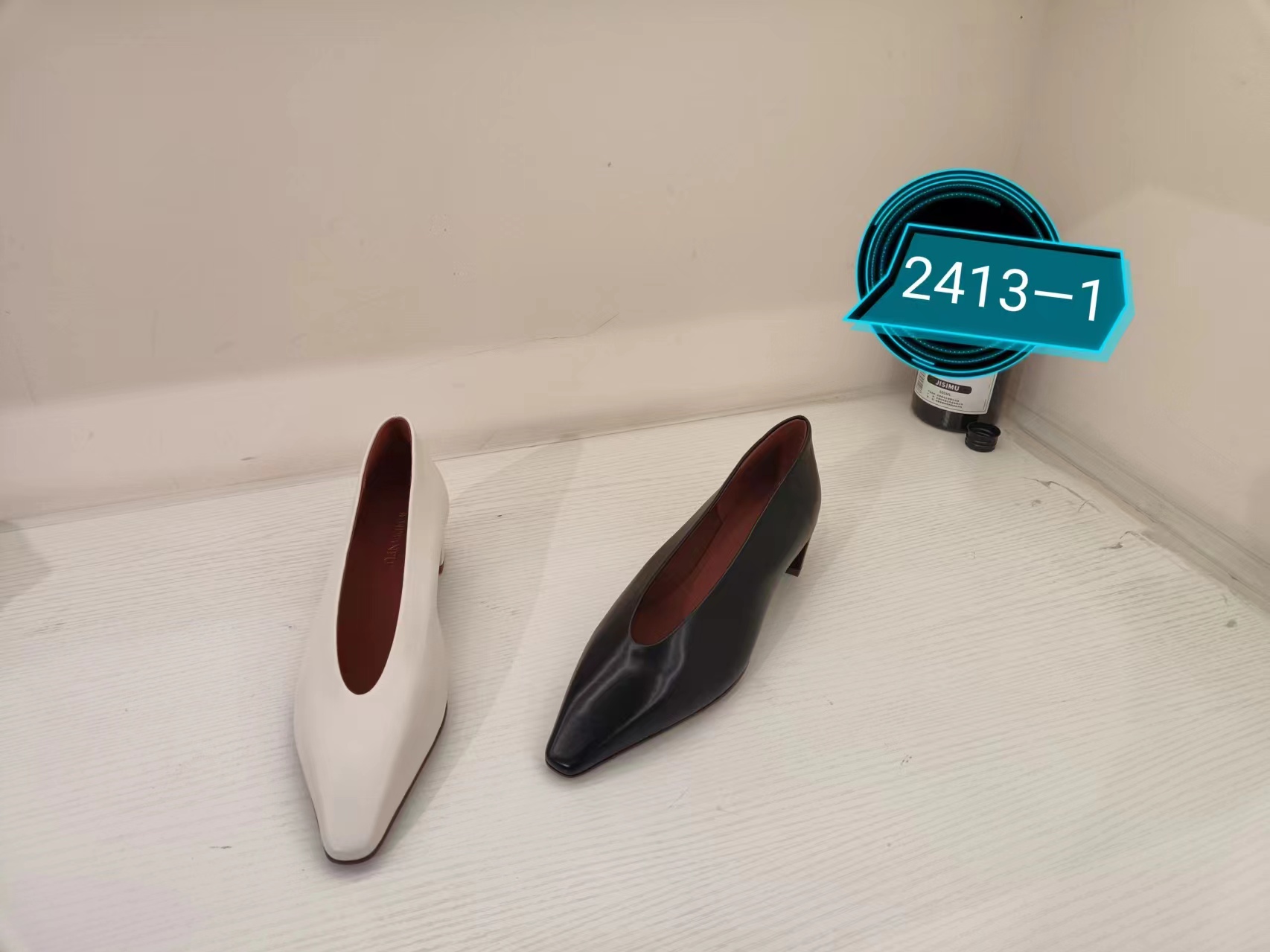 女款；2413-1尖头浅口粗跟单鞋