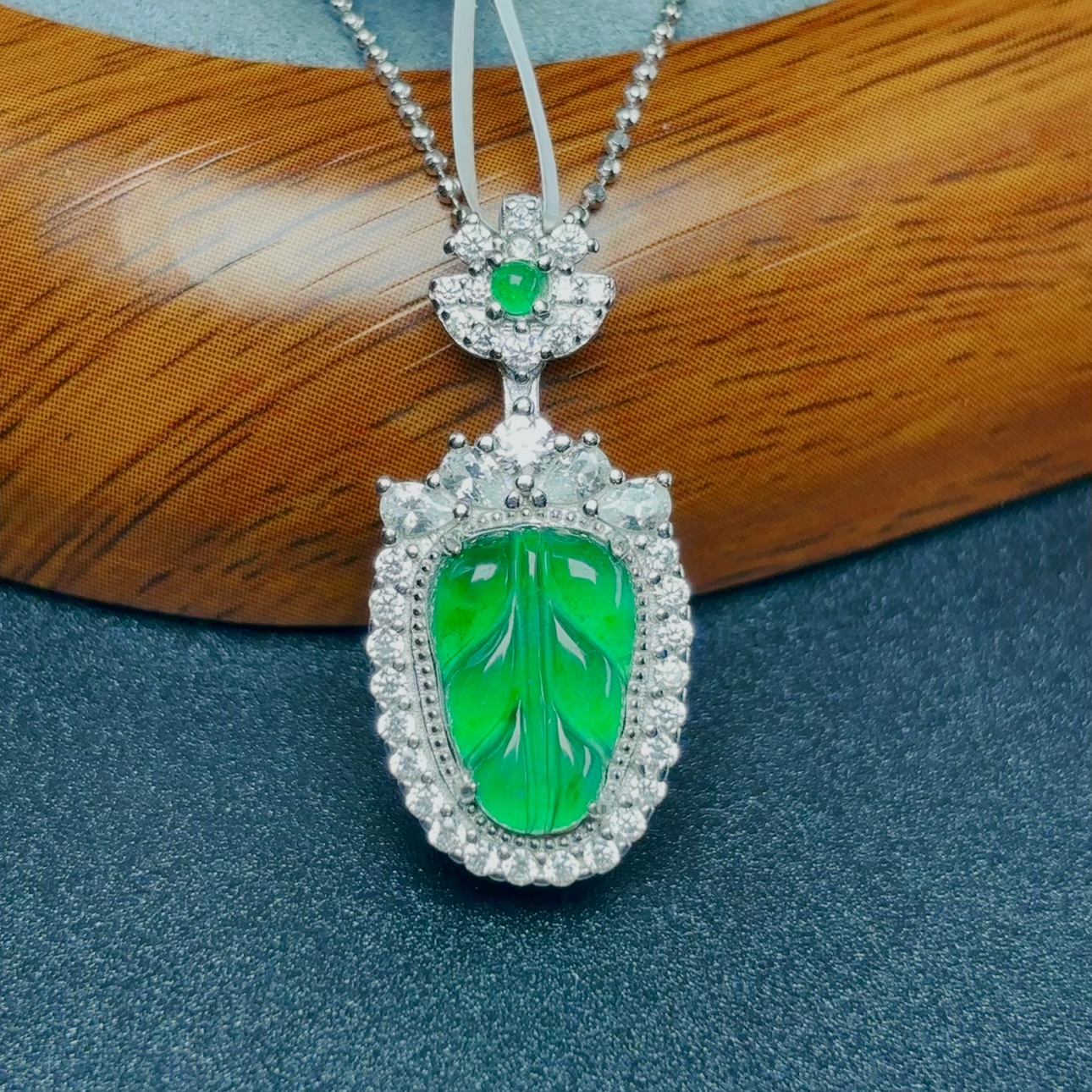 「小荣华」天然翡翠S925银镶嵌绿叶子吊坠玉石