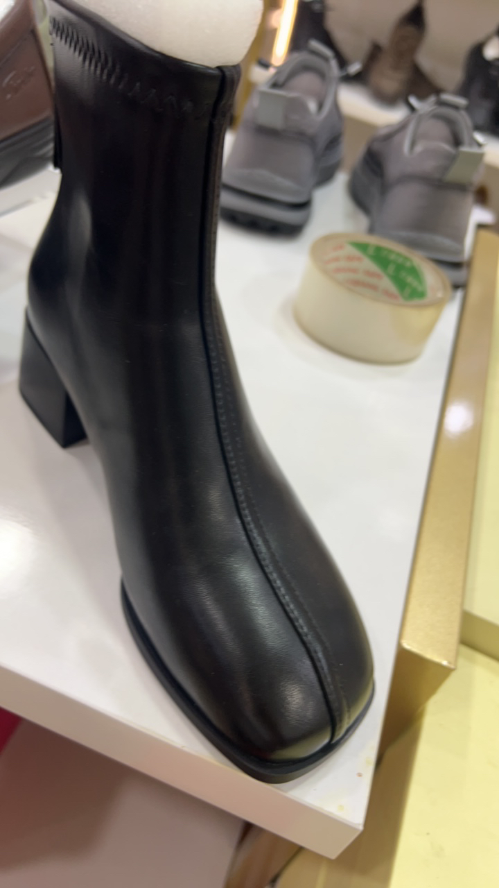 女士短靴时尚百搭黑色