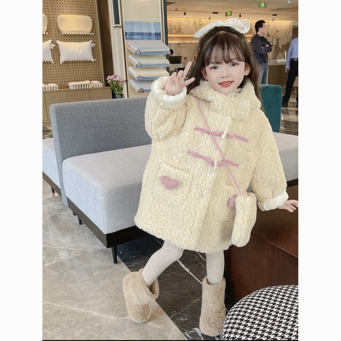 女童外套2023新款羊羔毛加绒加厚大衣女宝冬季时髦洋气保暖毛毛衣