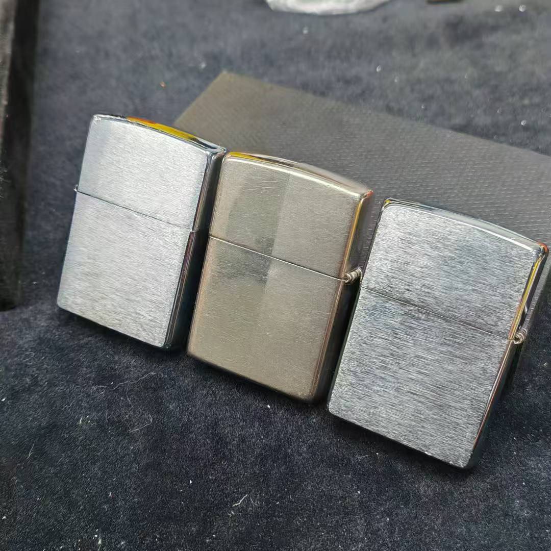 银色方块黑白雕刻字母煤油打火机