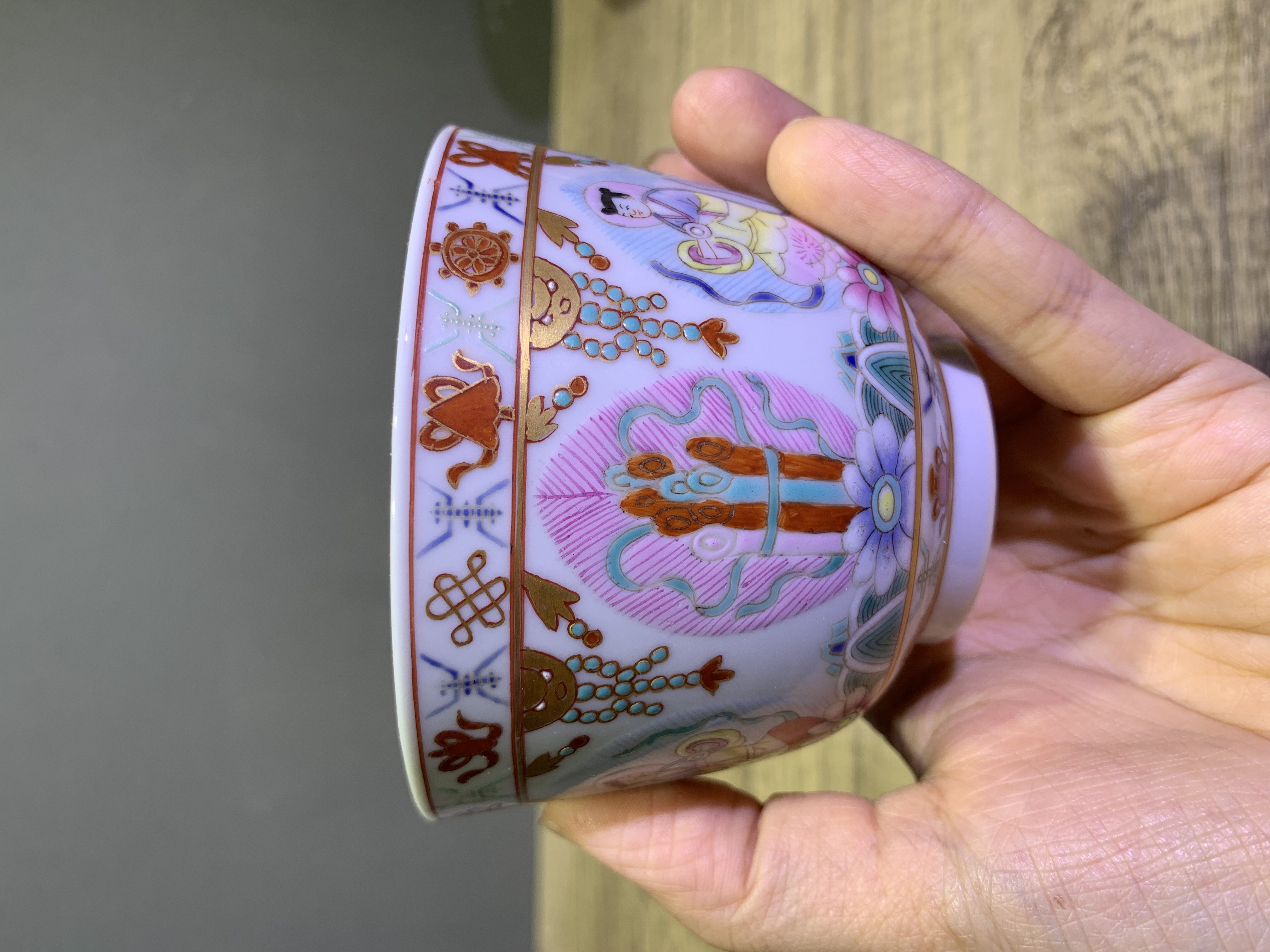 细路粉彩佛教题材压手杯