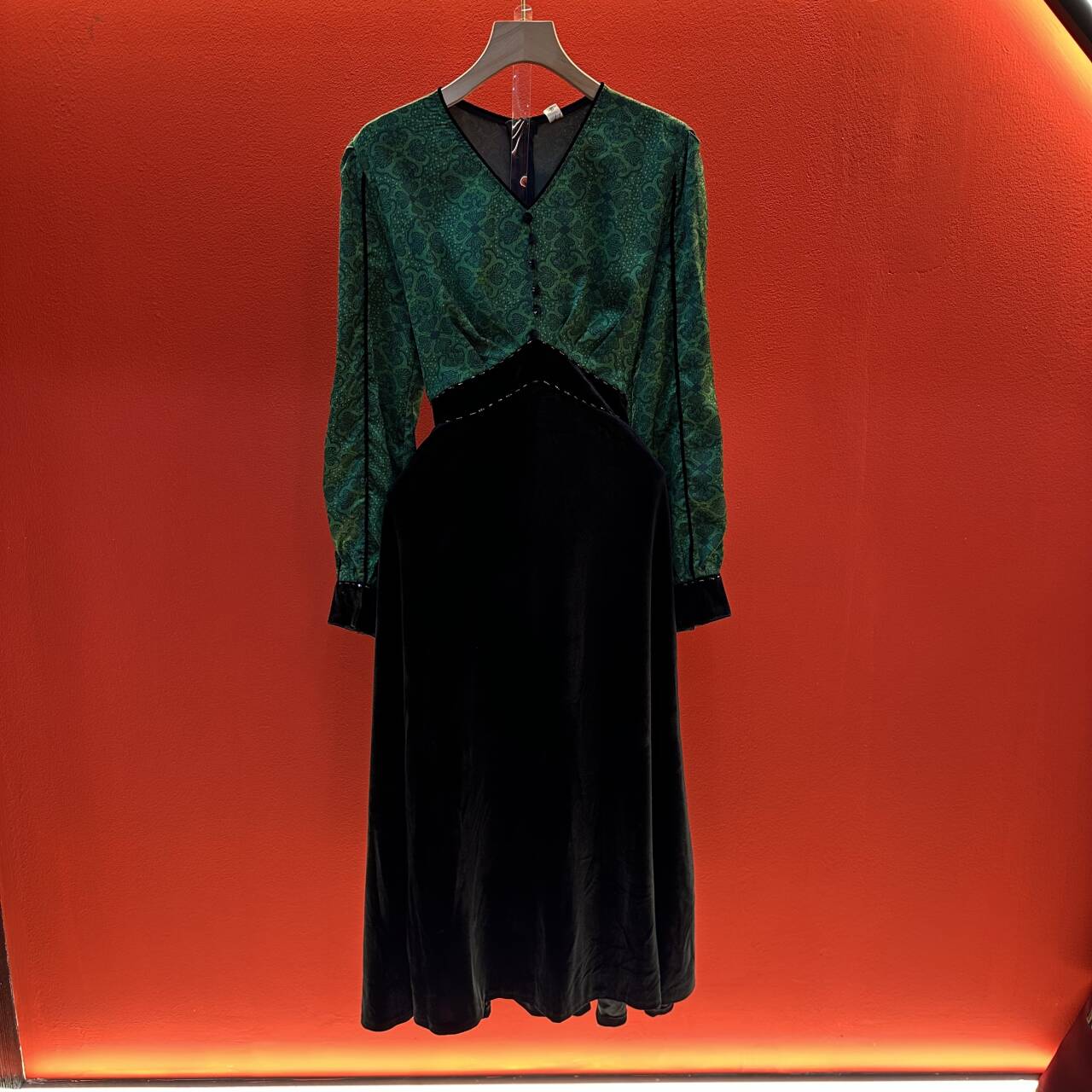 [新1]秋冬新款复古印花拼接假两件V领钉珠丝绒连衣裙女S6203