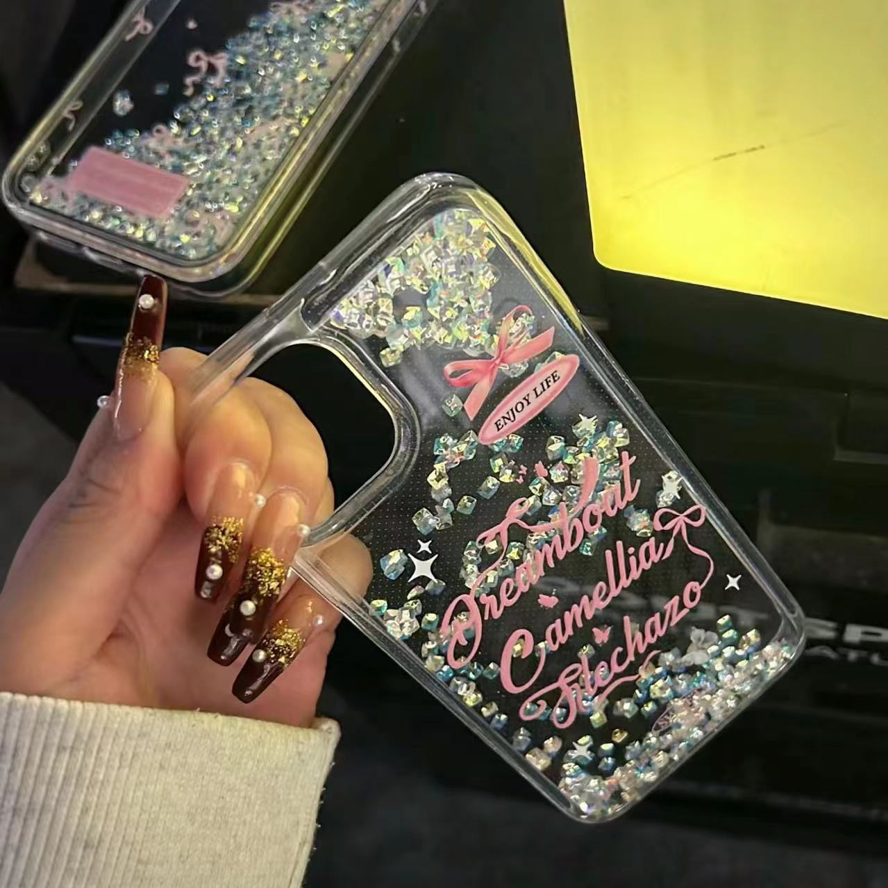 【八月】英文蝴蝶个性水钻流沙新年iPhone15/13毛绒玩具