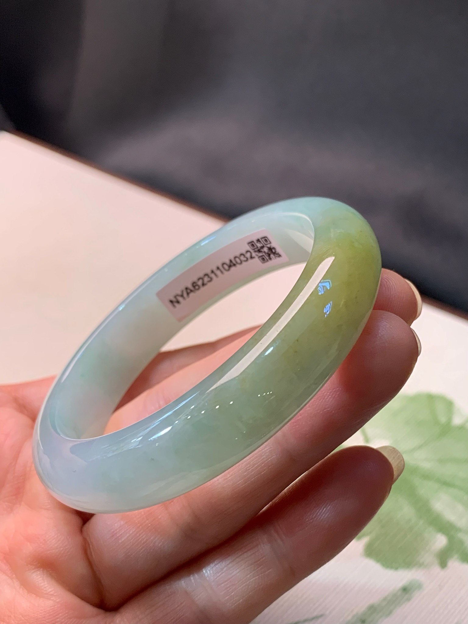 53圈口带绿底色飘黄翡正圈天然缅甸翡翠手镯#货号4032