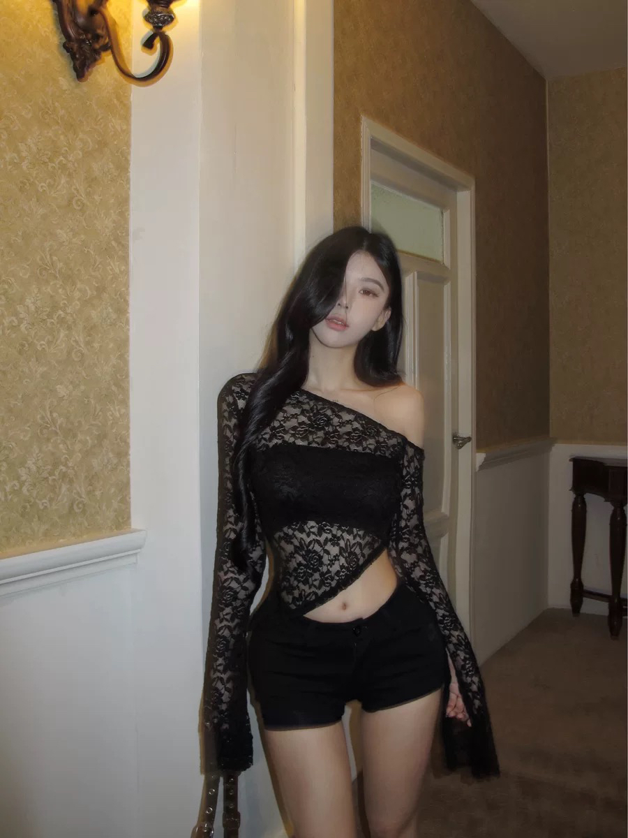 纯欲黑色斜肩长袖蕾丝衫女夏季性感修身不规则短款露肩喇叭袖上衣
