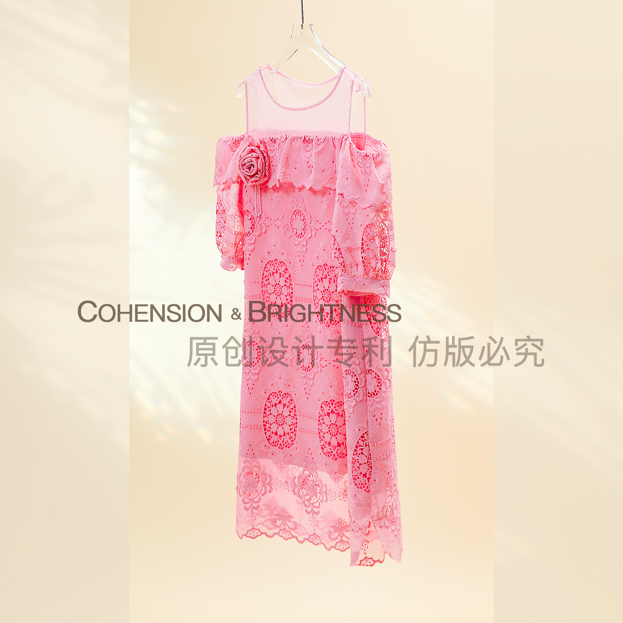 凝慧 【蔷薇少女】甜美纱网拼接水溶蕾丝镂空花朵露肩连衣裙  LN130