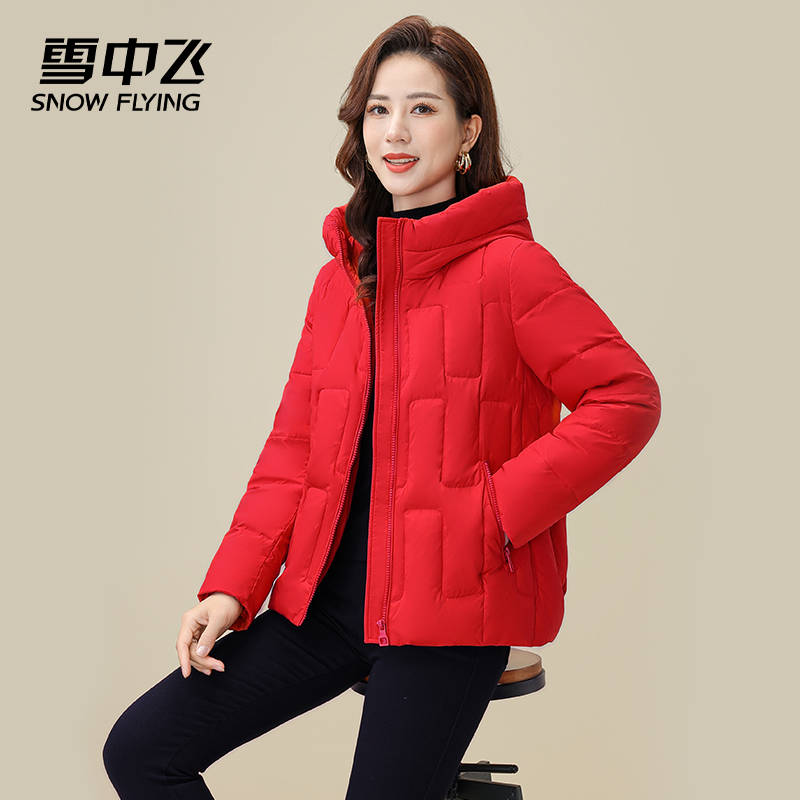 雪中飞2025冬季上新女士连帽短款休闲宽松百搭显瘦通勤保暖羽绒服