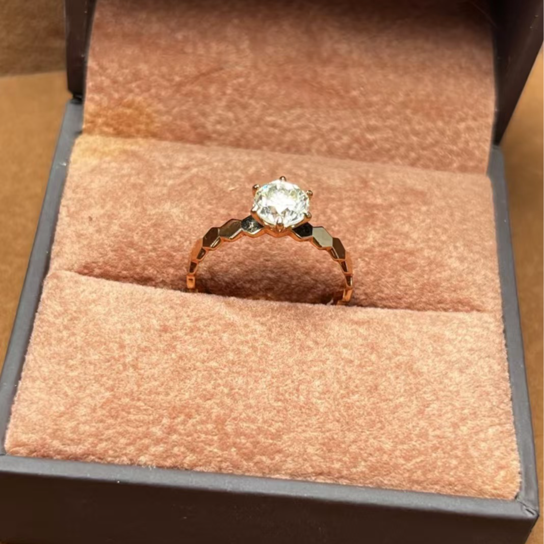  【MIYA珠宝】18K  1克拉六爪蜂巢戒指