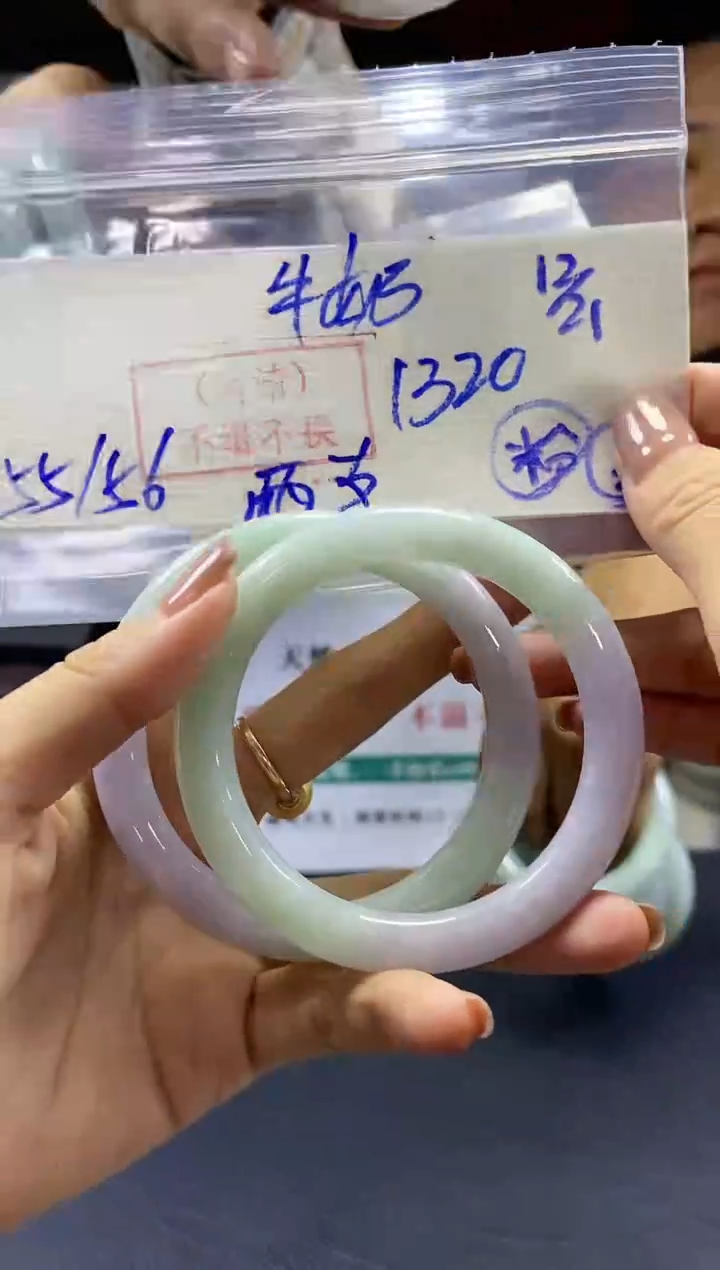 【闪购商品】定制翡翠未镶嵌55-56#现场买断、不退不换 两条