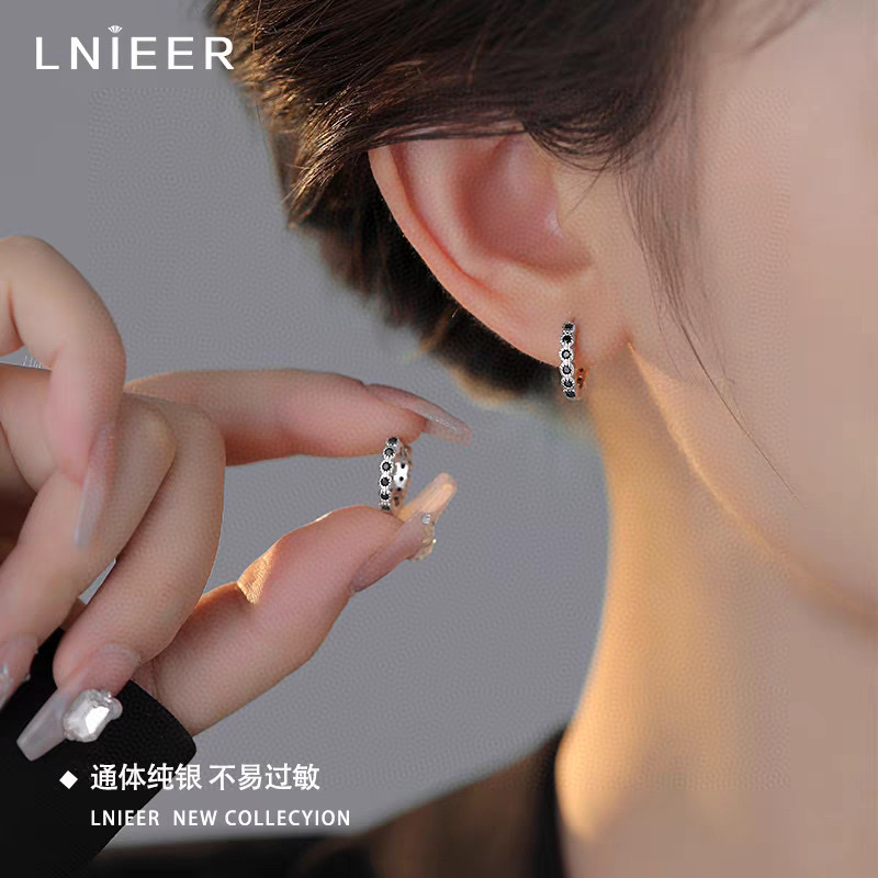 足银合成锆石耳饰 黑钻耳钉女黑色耳扣小圈小众耳环简约气质耳饰