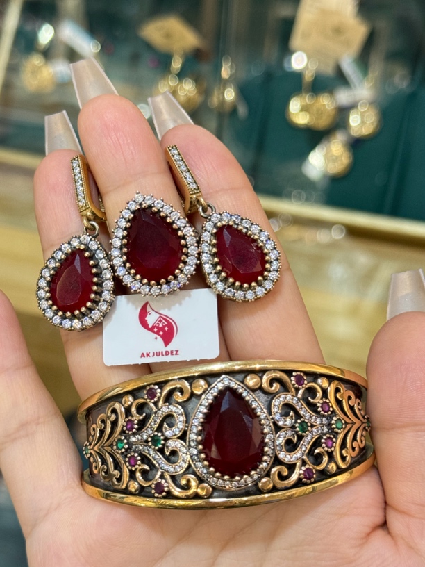 925银合成锆石手镯 土耳其精致水滴款925银手镯