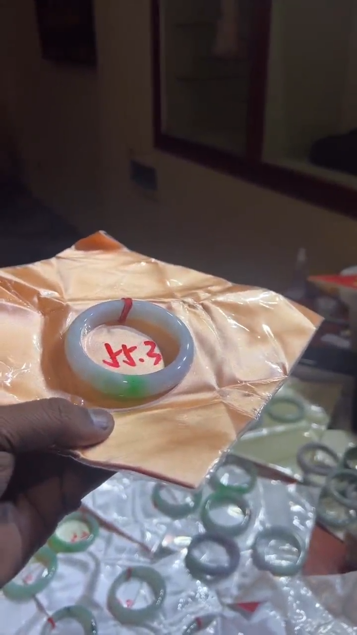 【闪购商品】翡翠手镯未镶嵌手镯