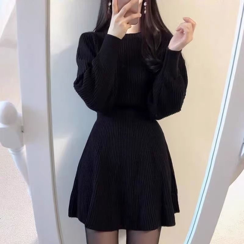 大码女装秋冬新款搭配大衣打底小黑裙子胖妹妹藏肉显瘦针织连衣裙