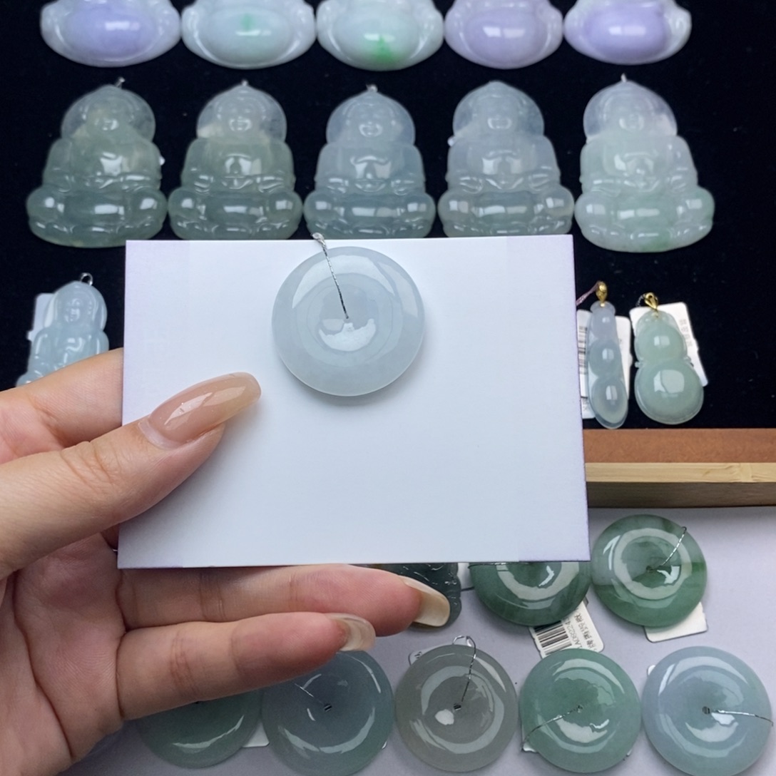 翡翠颈饰未镶嵌平安扣