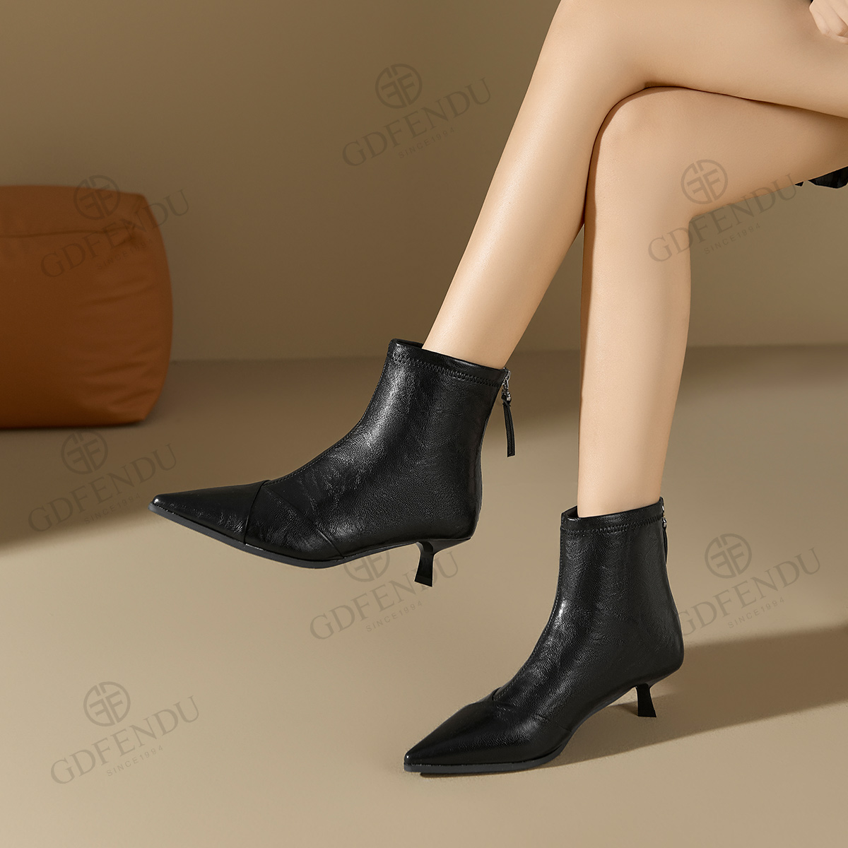 法式细跟尖头软皮短靴女冬季新款显瘦气质百搭高跟短筒靴0856