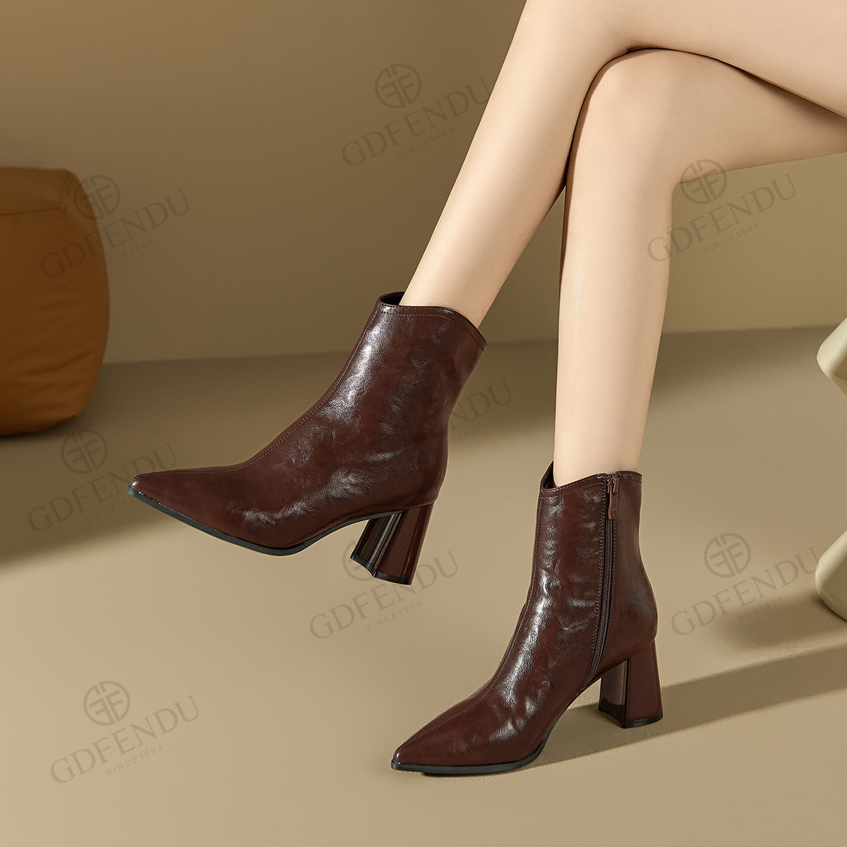 尖头时尚瘦瘦靴粗跟短靴新款秋冬季高跟鞋百搭女鞋粗跟时装靴0833