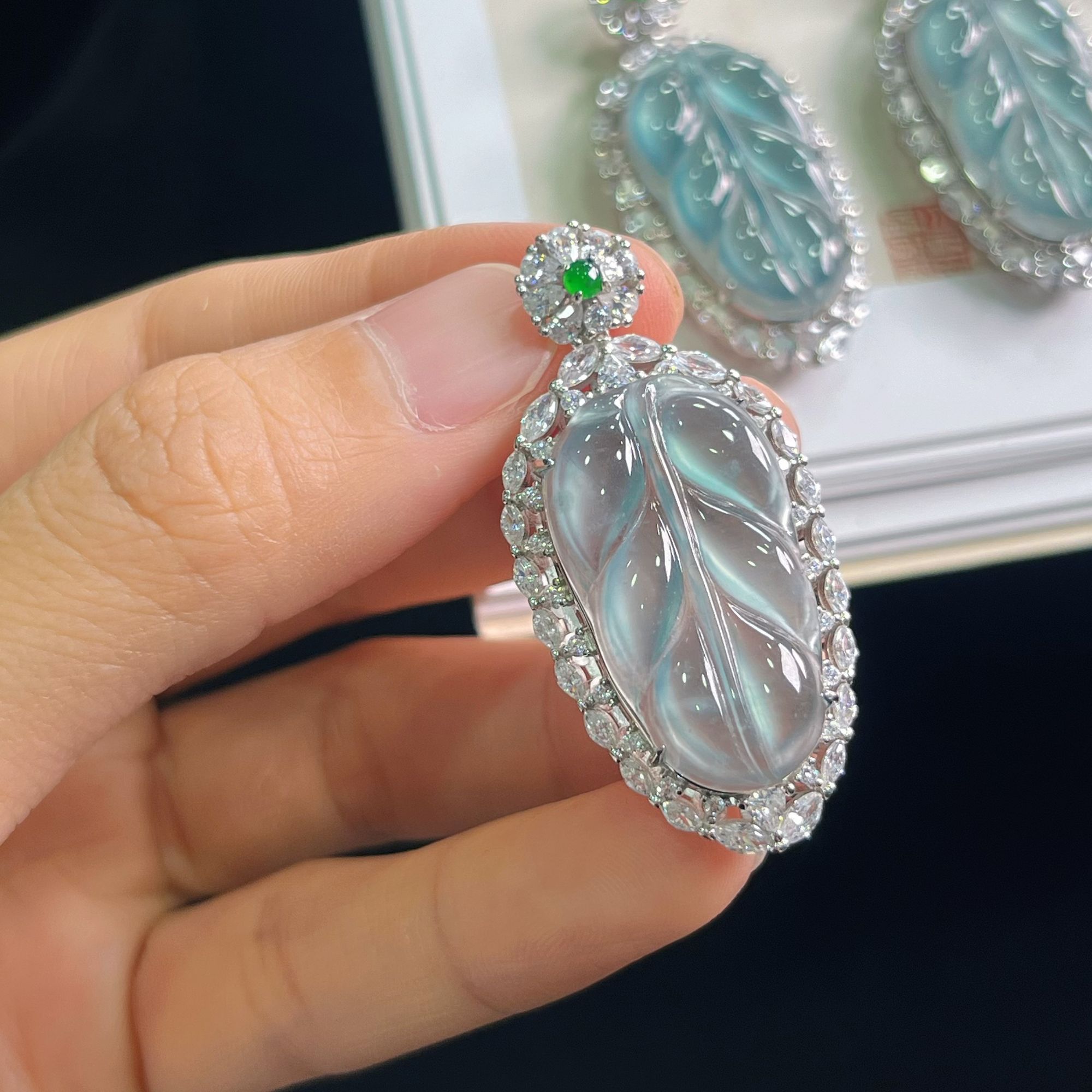 【古古珠宝】“海蓝之谜“精工镜面叶子翡翠吊坠-多样性发其一YX209