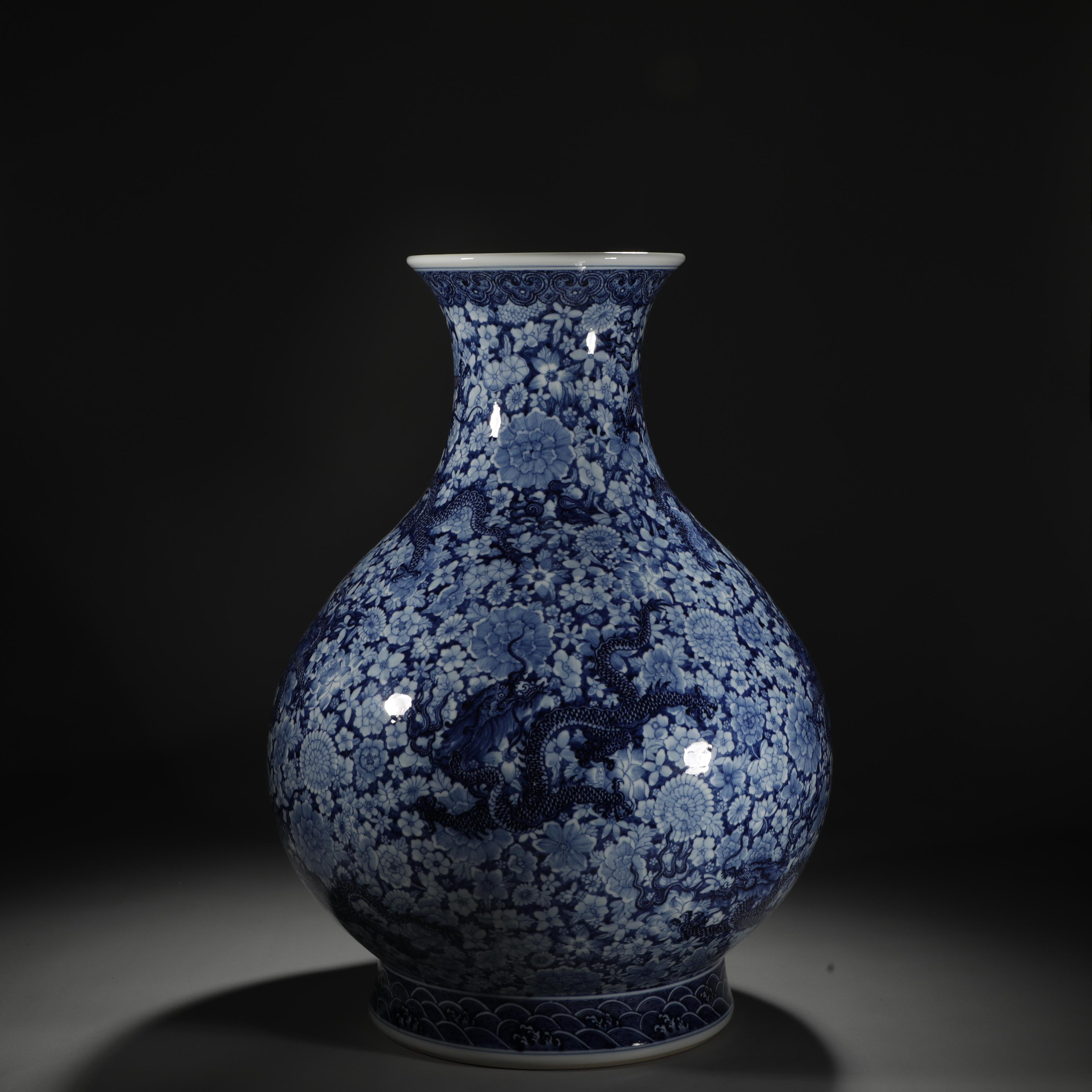 清乾隆·青花龙穿万花玉壶春