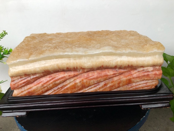 猪肉石原石黄皮老料 装饰摆件 招财摆件 含底座长37宽24高13