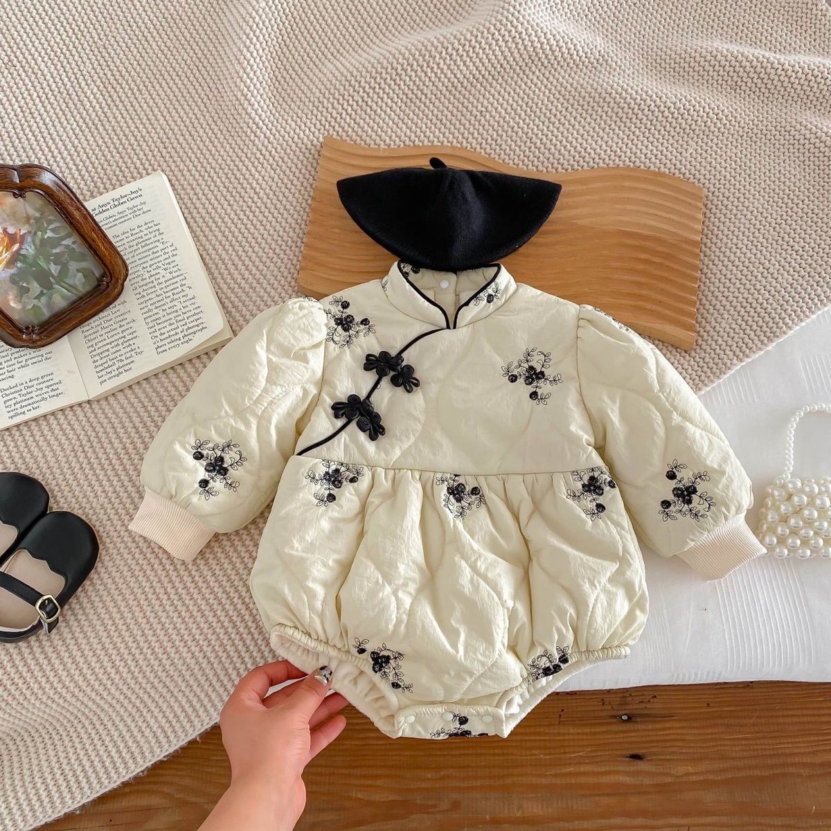 加绒洋气新款冬款婴儿儿童年服包屁衣新生儿加厚连体衣宝宝爬服