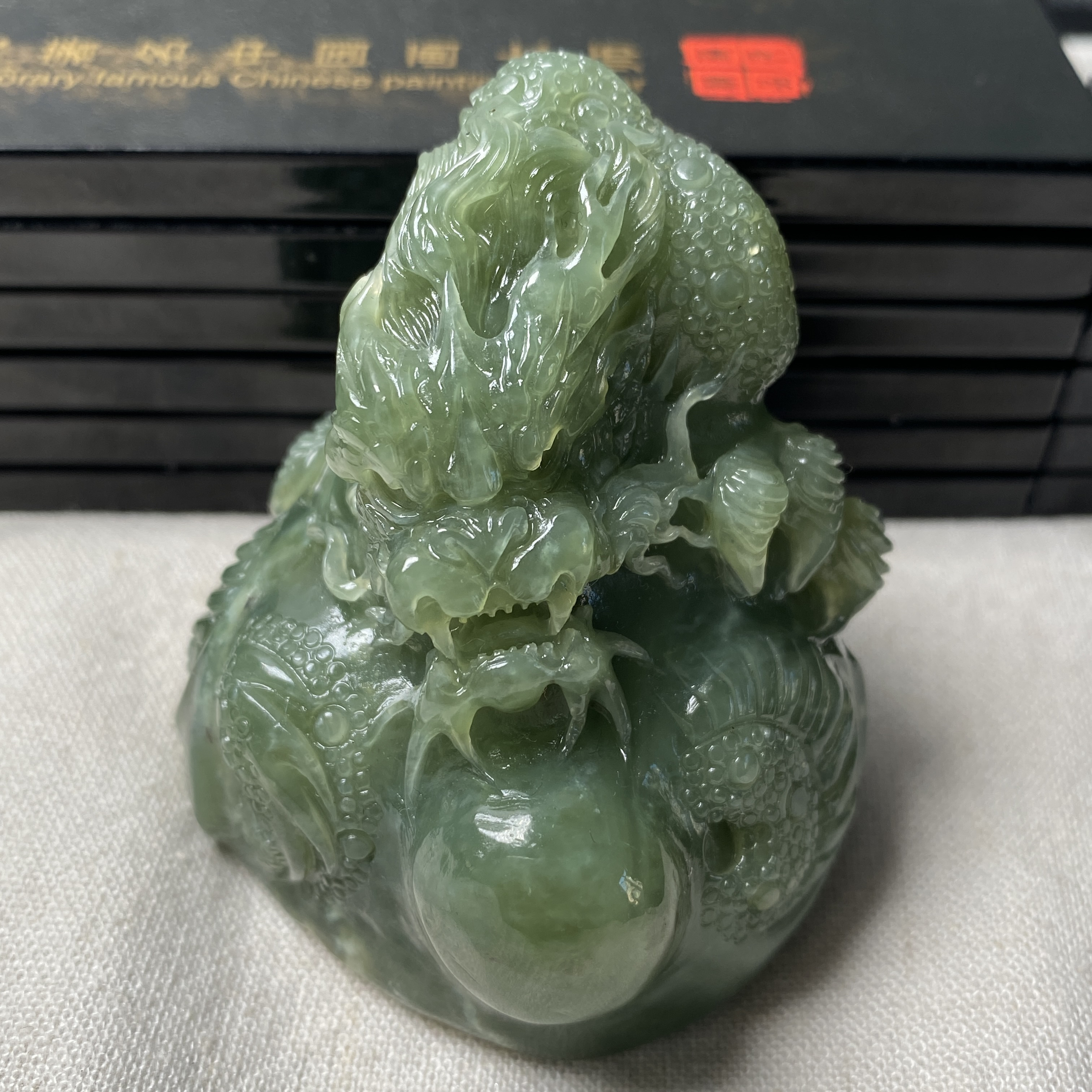 龙行天下透闪石河磨玉手工雕刻龙手把件