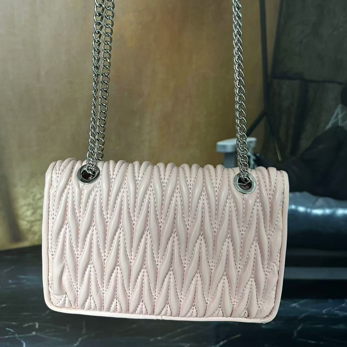 姝宴真皮女包褶皱钻链条粉色