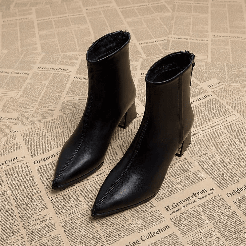 软皮尖头小短靴女2025新款春秋单靴粗跟中跟百搭秋冬高跟靴子裸靴