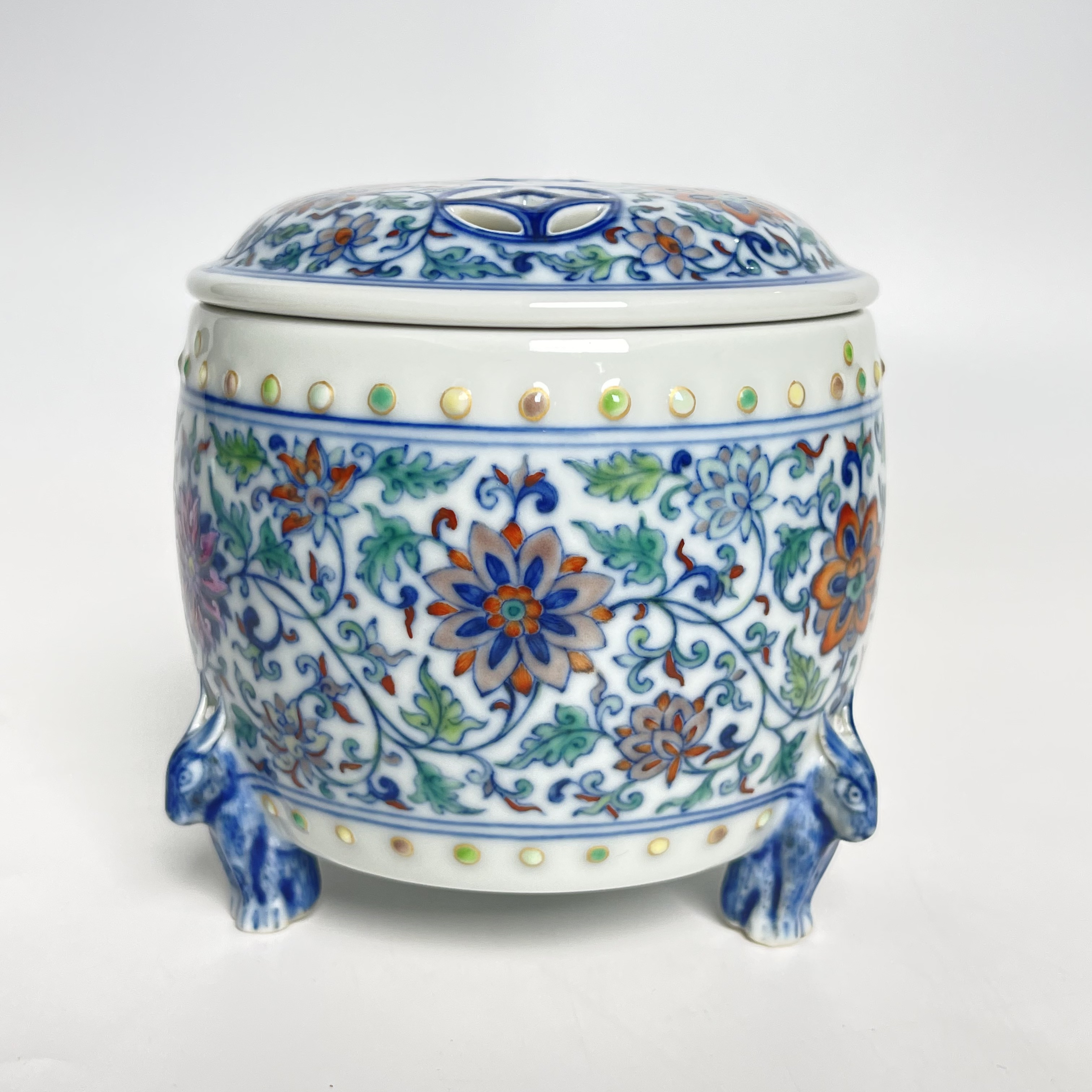 斗彩缠枝莲镂空玉兔三足香薰