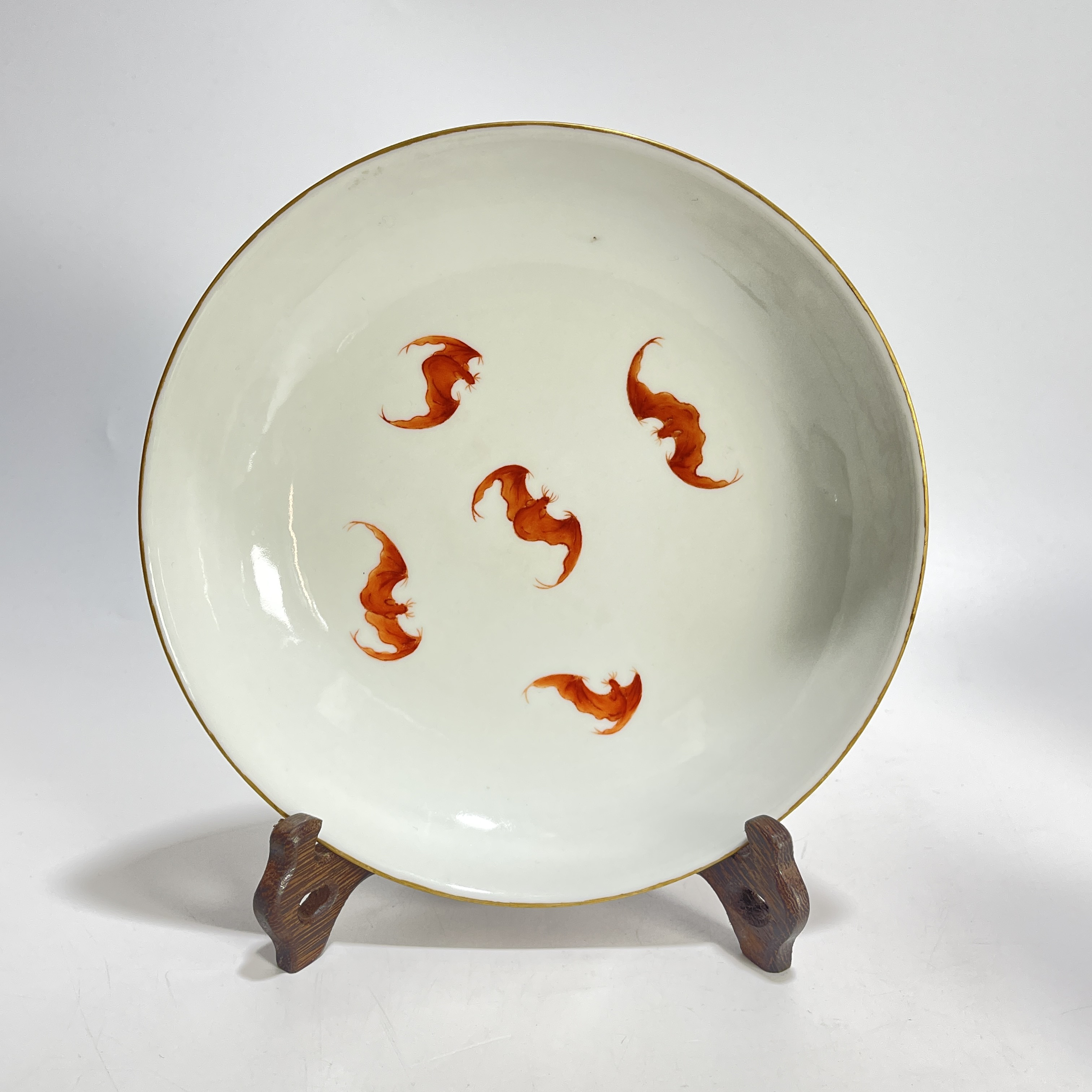 官窑 清 嘉庆 外胭脂紫地粉彩缠枝莲内矾红五福齐天赏盘 H8042