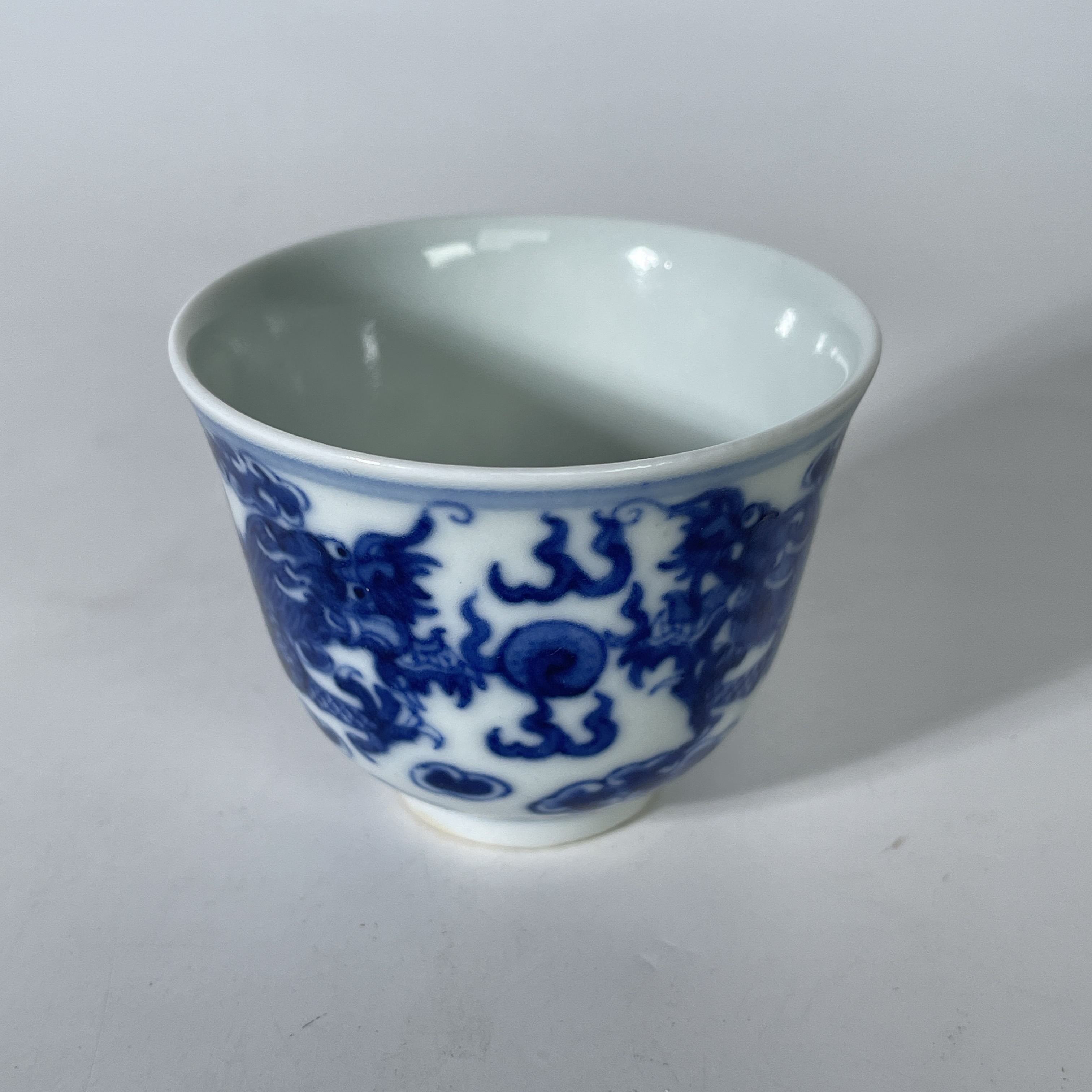 青花双龙戏珠若深杯 H8048
